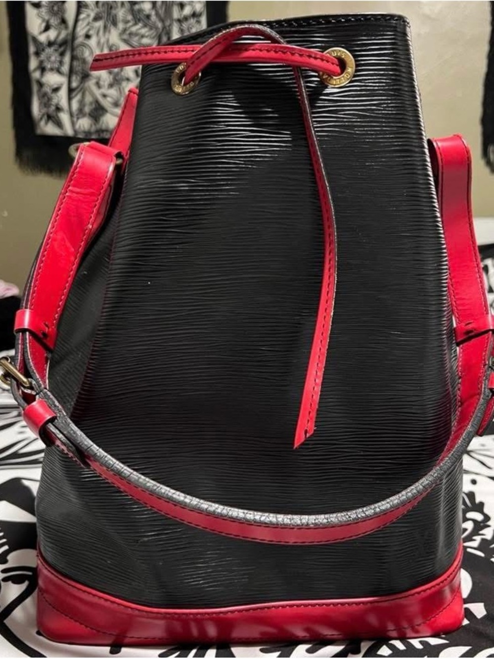 Louis Vuitton - Black and Red Women's Bucket Bag - Sleek Two-Tone Design